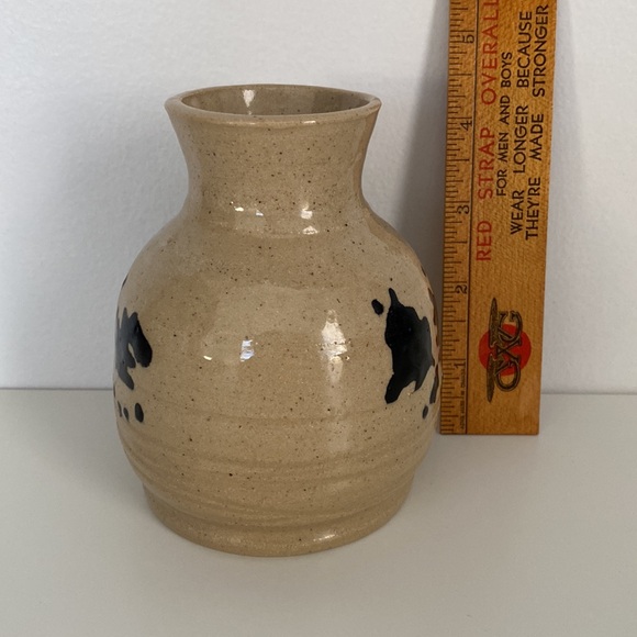 Handmade signed pottery vase neutral - Picture 2 of 5